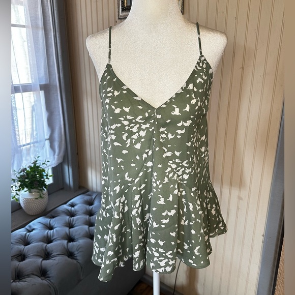 Gilli Tops - NWT Gilli Women’s Green Abstract Print Peplum Cami Tank Top Size Small